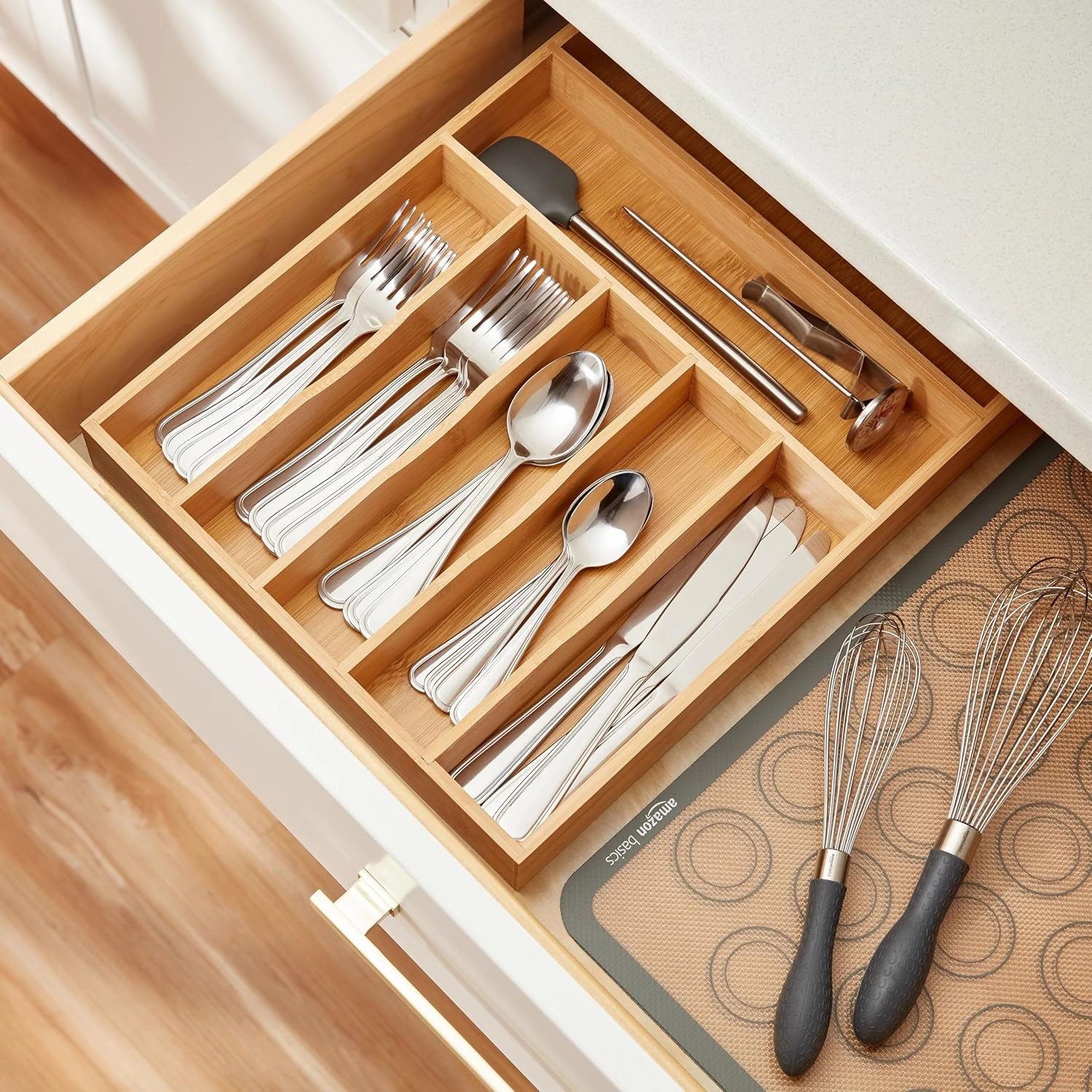 Amazon Basics Silverware Set, Stainless Steel Flatware, Dishwasher Safe, Service for 4, 20-Piece Forks and Spoons, Crown Edge