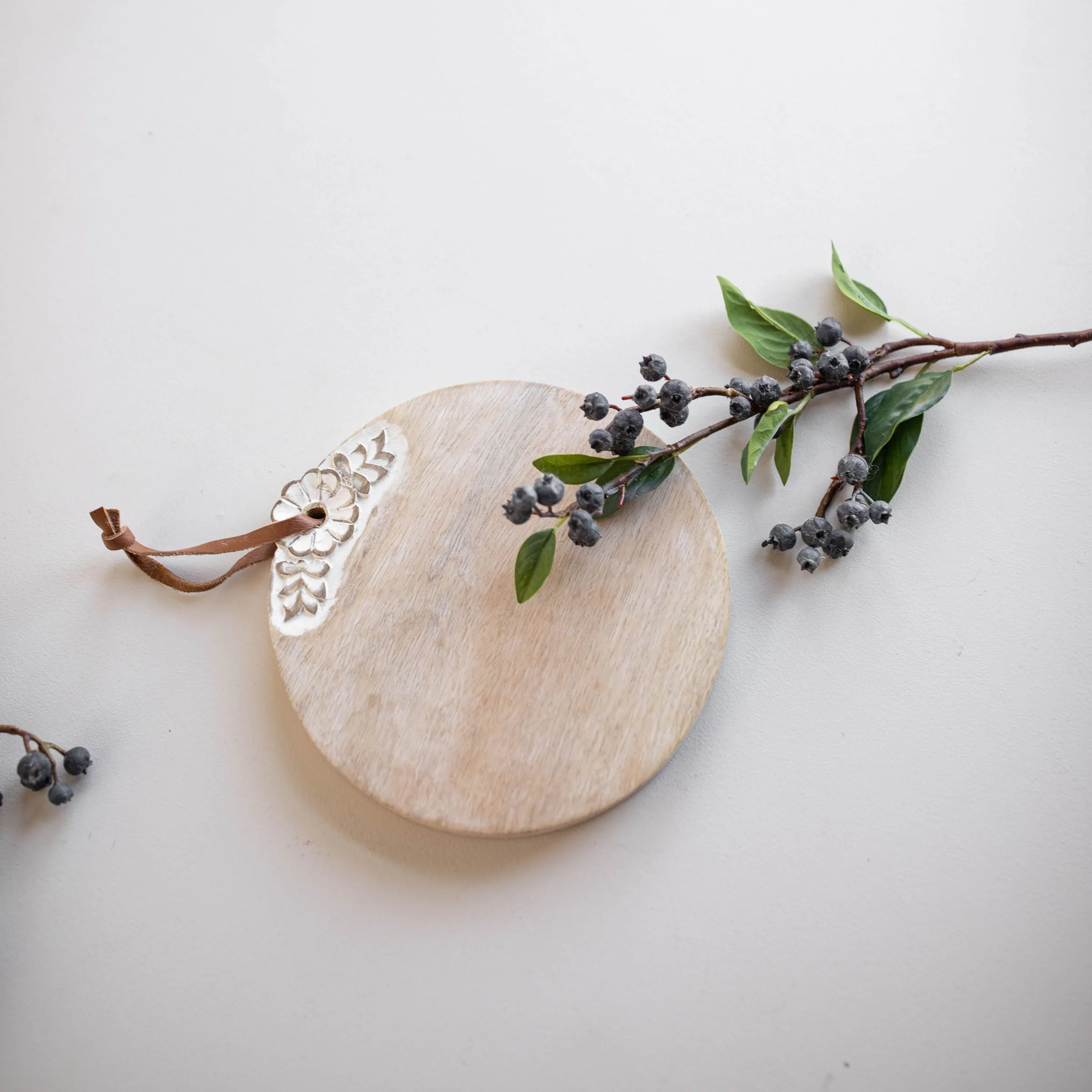 CHARLOTTE SMALL ROUND WHITE FLORAL WOOD CUTTING BOARD (MIN 2)