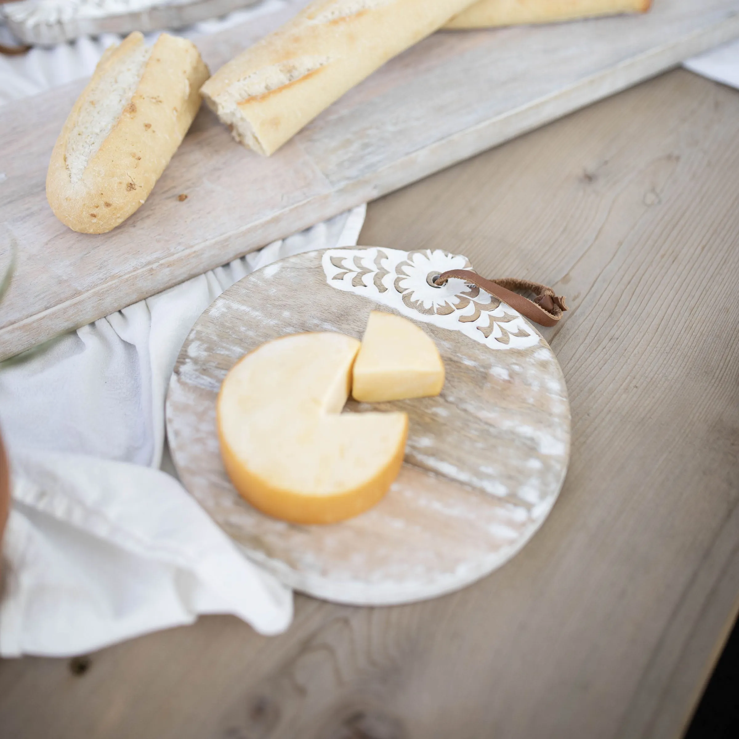 CHARLOTTE SMALL ROUND WHITE FLORAL WOOD CUTTING BOARD (MIN 2)