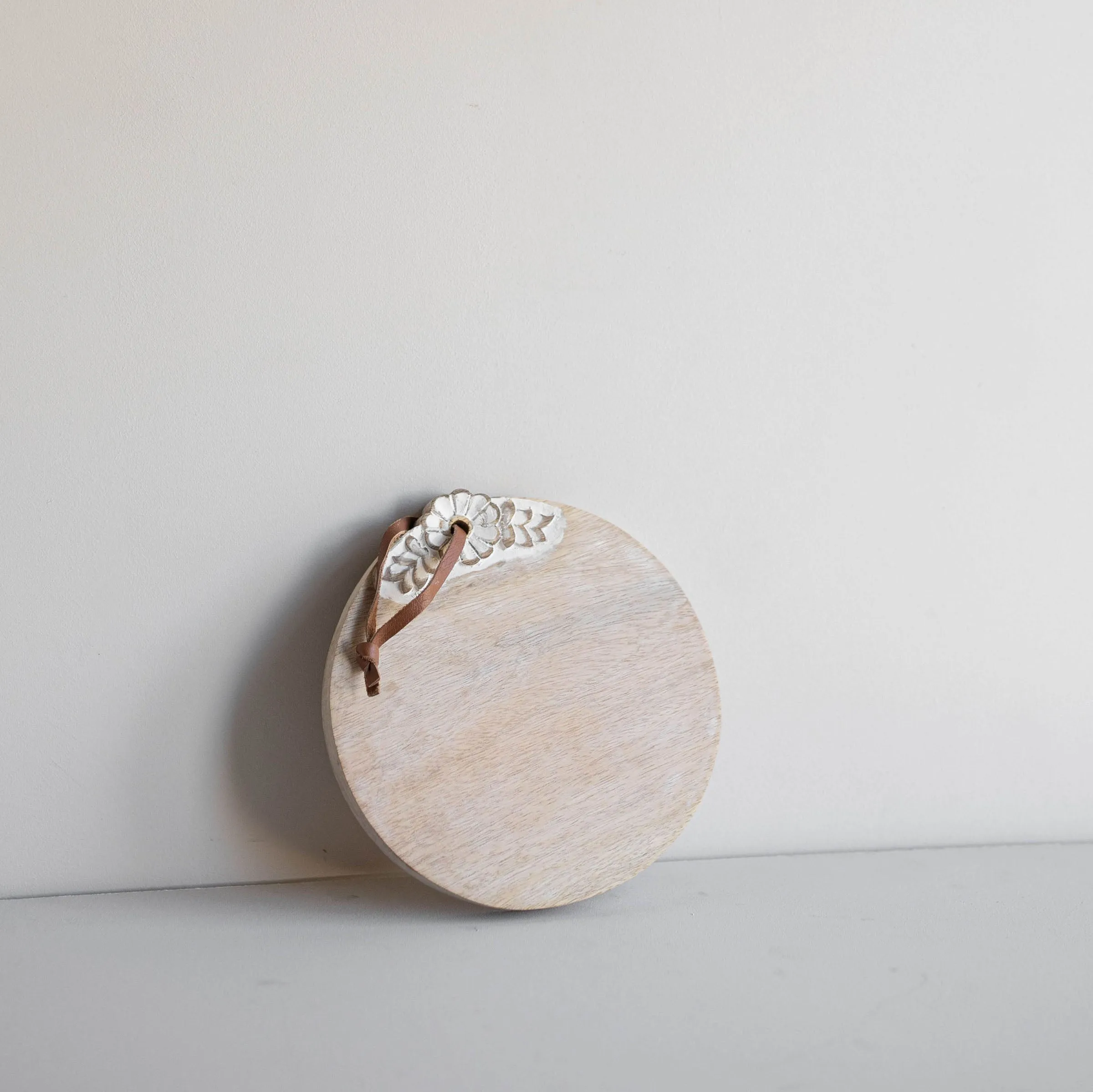 CHARLOTTE SMALL ROUND WHITE FLORAL WOOD CUTTING BOARD (MIN 2)