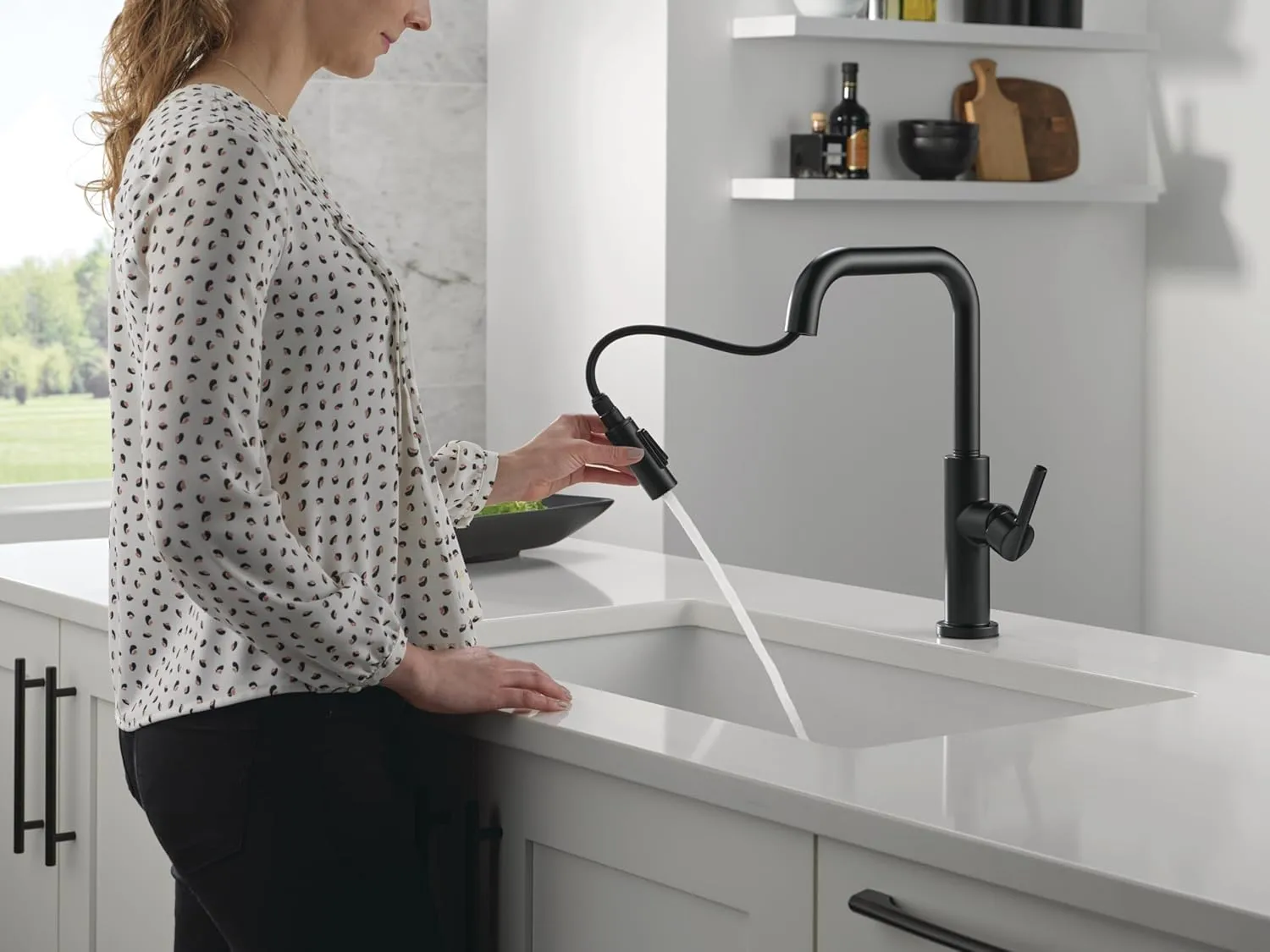Delta Faucet Nicoli U-Spout Kitchen Faucet with Pull Down Sprayer, Black Modern Single Hole Kitchen Sink Faucet, Matte Black 19868LF-BL