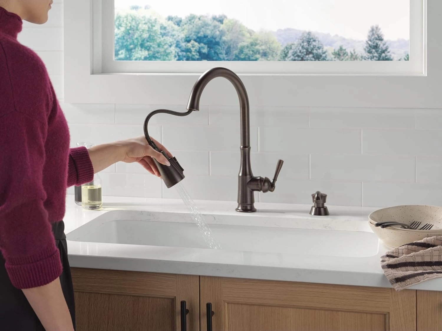 Delta Faucet Capertee Oil Rubbed Bronze Kitchen Faucet with Soap Dispenser, Kitchen Faucets with Pull Down Sprayer, Kitchen Sink Faucet with Magnetic Docking Head, Venetian Bronze 19877Z-RBSD-DST