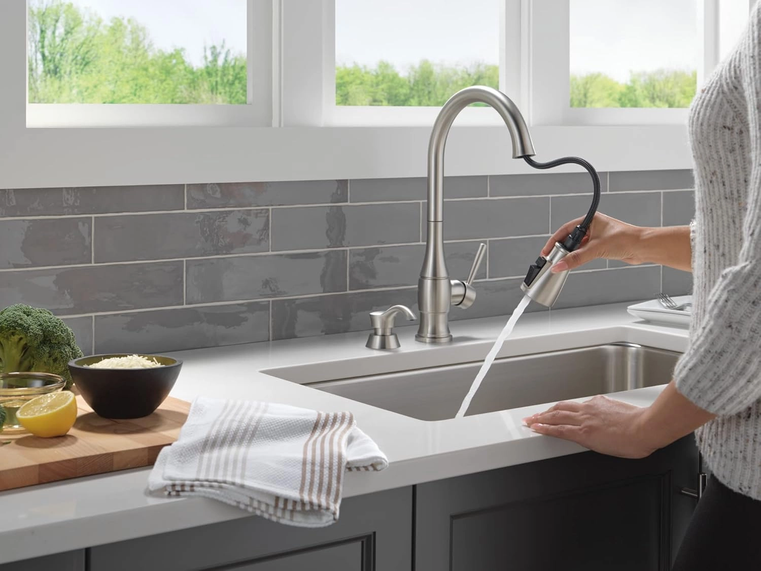 Delta Faucet Hazelwood Brushed Nickel Kitchen Faucet with Soap Dispenser, Kitchen Faucets with Pull Down Sprayer, Kitchen Sink Faucet with Magnetic Docking Spray Head, Spotshield 19831Z-SPSD-DST