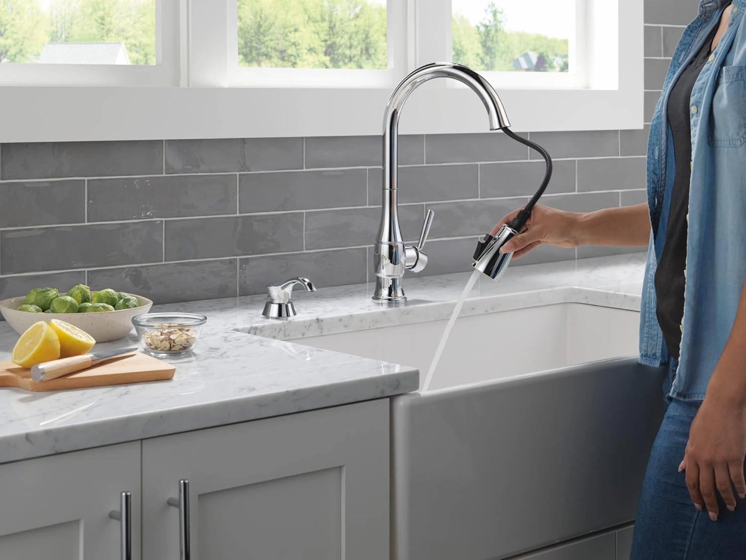 Delta Faucet Hazelwood Chrome Kitchen Faucet with Soap Dispenser, Kitchen Faucets with Pull Down Sprayer, Kitchen Sink Faucet with Magnetic Docking Spray Head, Chrome 19831Z-SD-DST