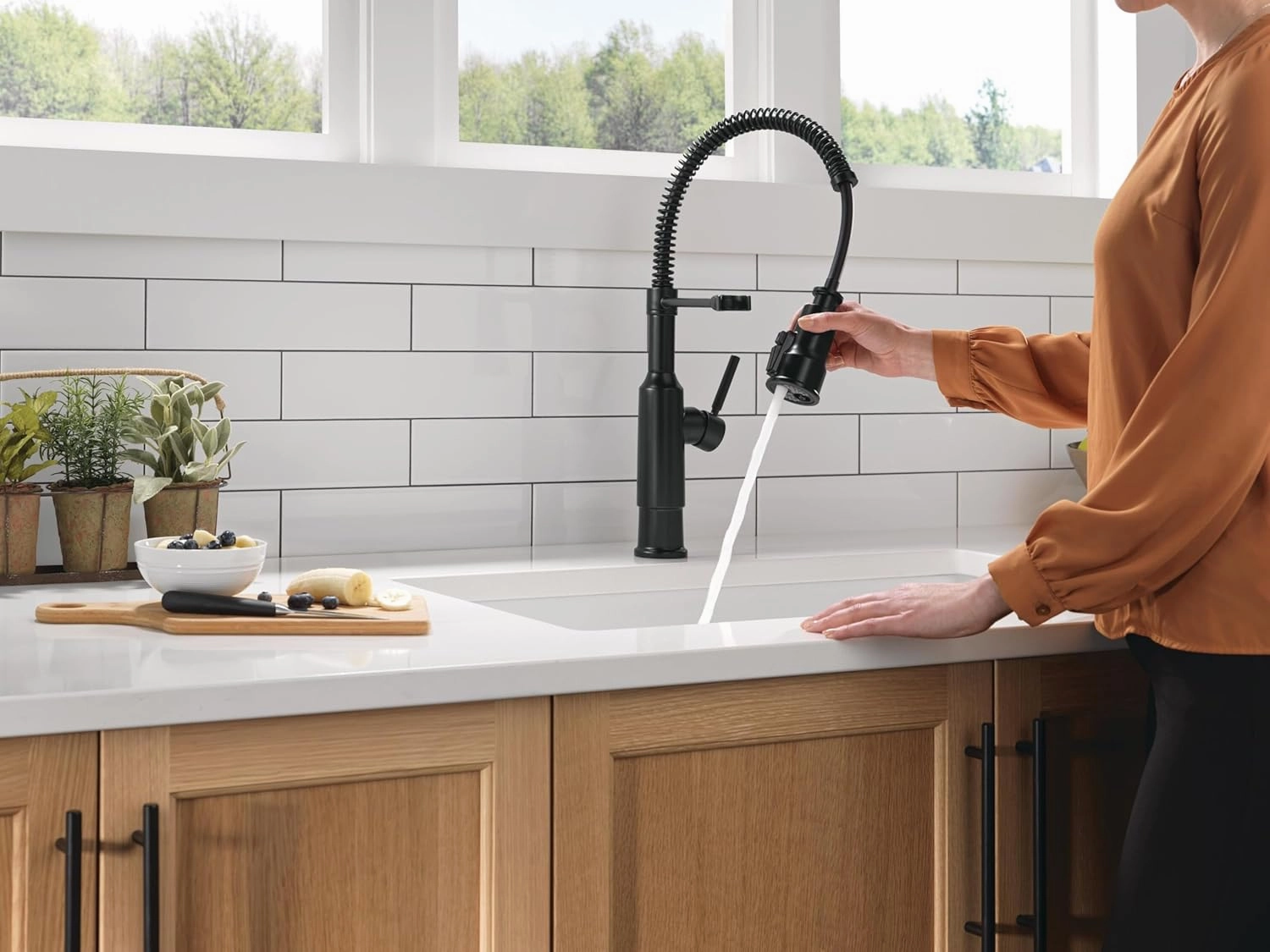 Delta Faucet Theodora Pro Commercial Style Kitchen Faucet with Pull Down Sprayer, Matte Black Spring Single Hole Kitchen Sink Faucet, Matte Black 18804Z-BL-DST