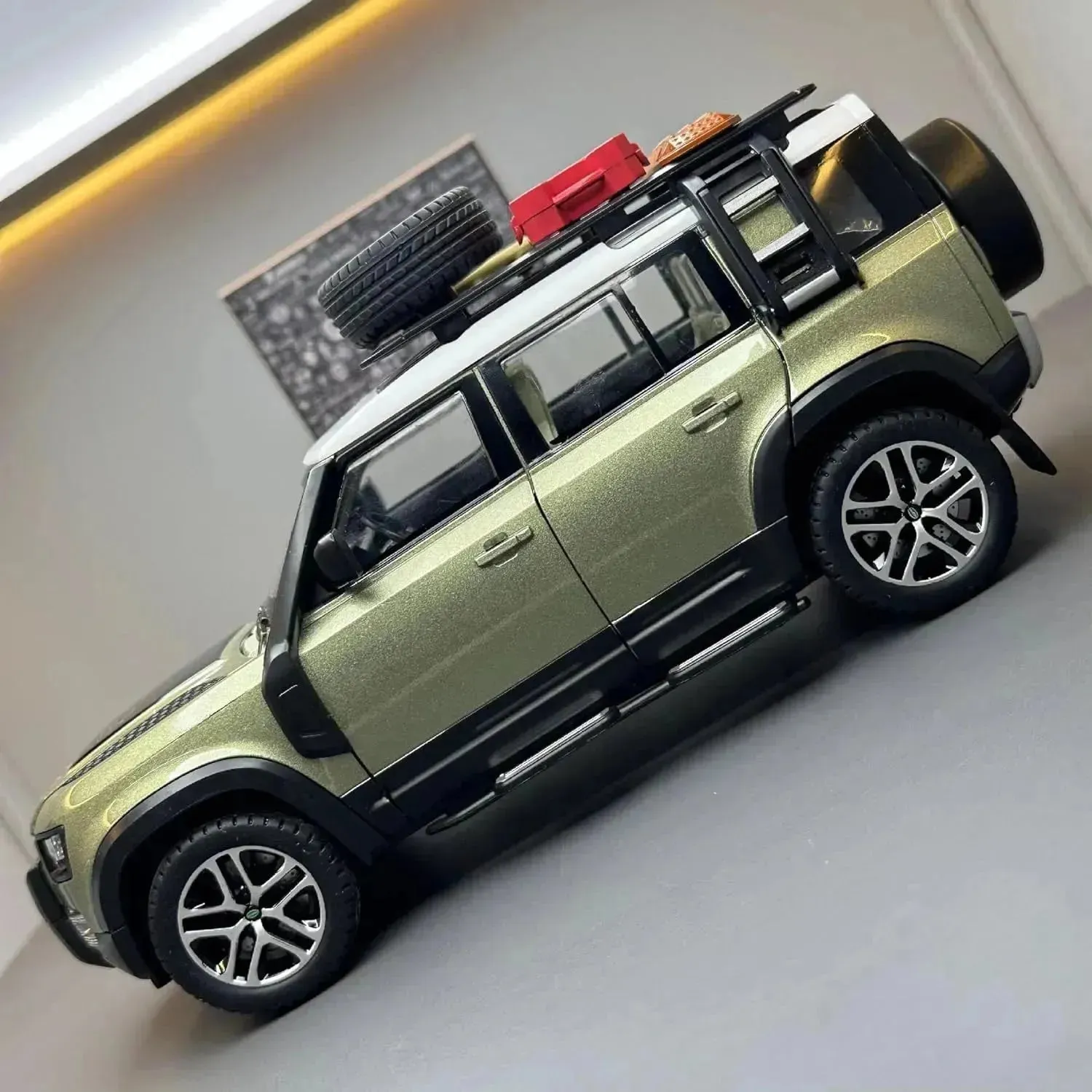 Diecast Defender Toy Car (1:22 Scale)