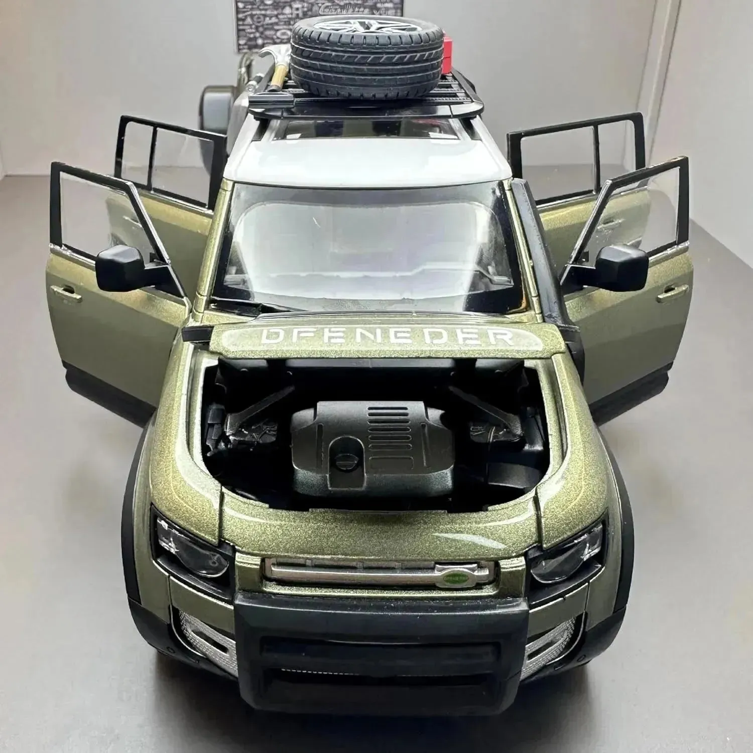Diecast Defender Toy Car (1:22 Scale)