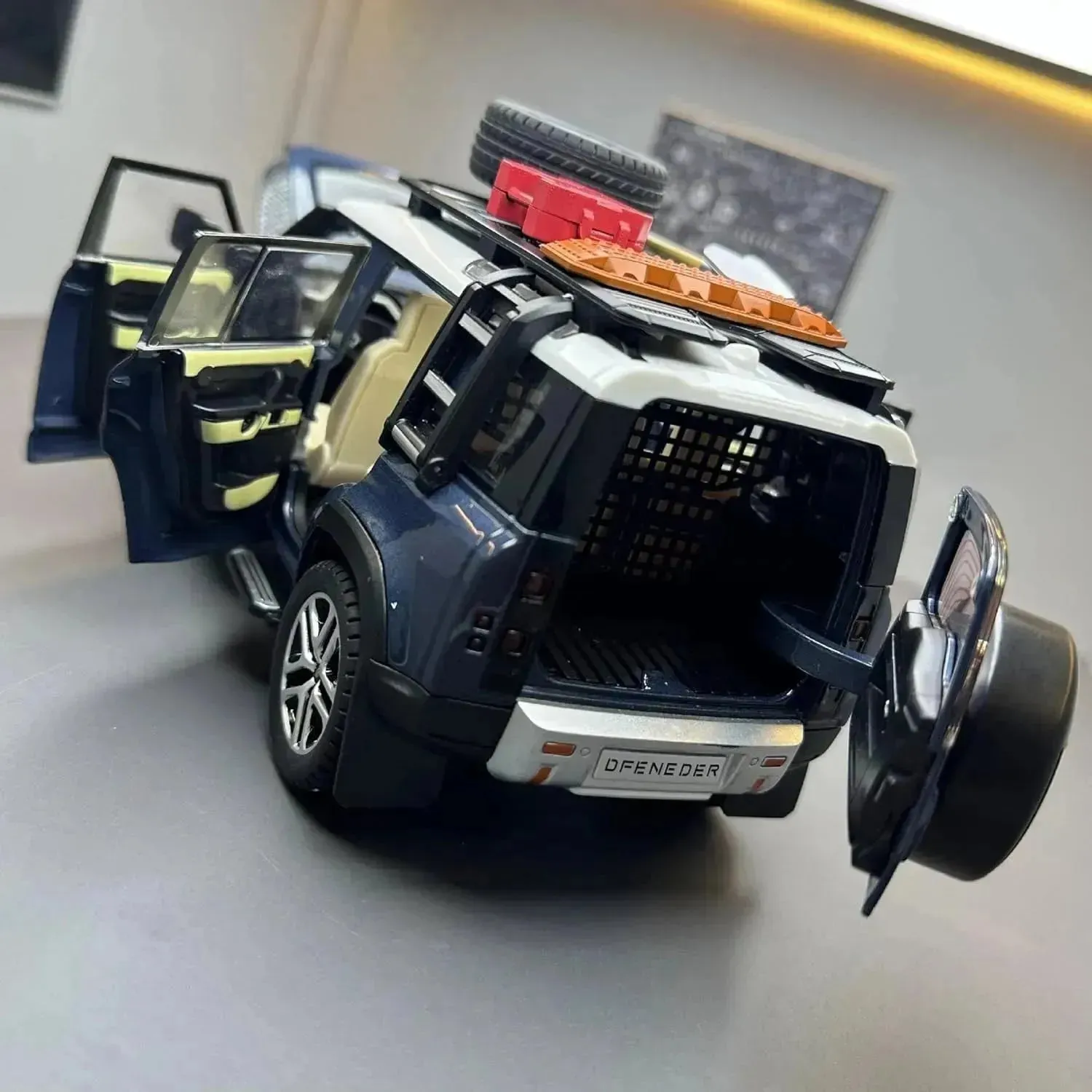 Diecast Defender Toy Car (1:22 Scale)