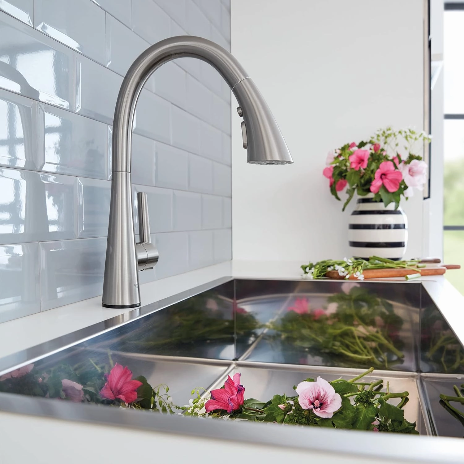 GROHE 30205DC2 Zedra Touchless Pull-Down Kitchen Faucet Supersteel (Stainless Steel)