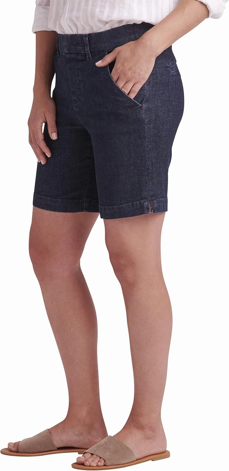 JAG Jeans Women's Maddie Mid Rise 8" Pull-on Short