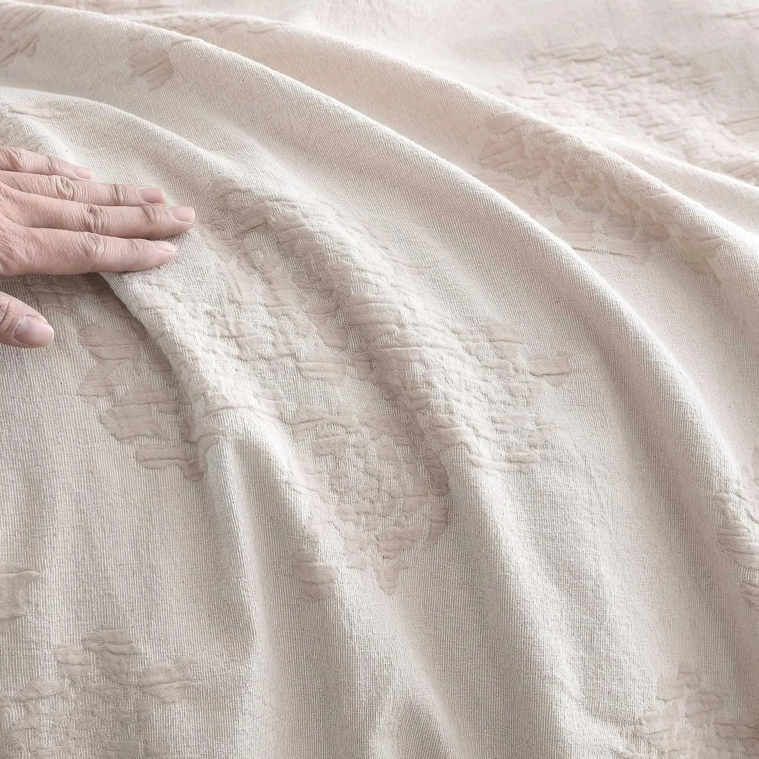 Vera Wang - Comforter Set, Luxurious Bedding Set with Matching Shams, Floral Design, Chic Room Essentials (Roses Beige, King)