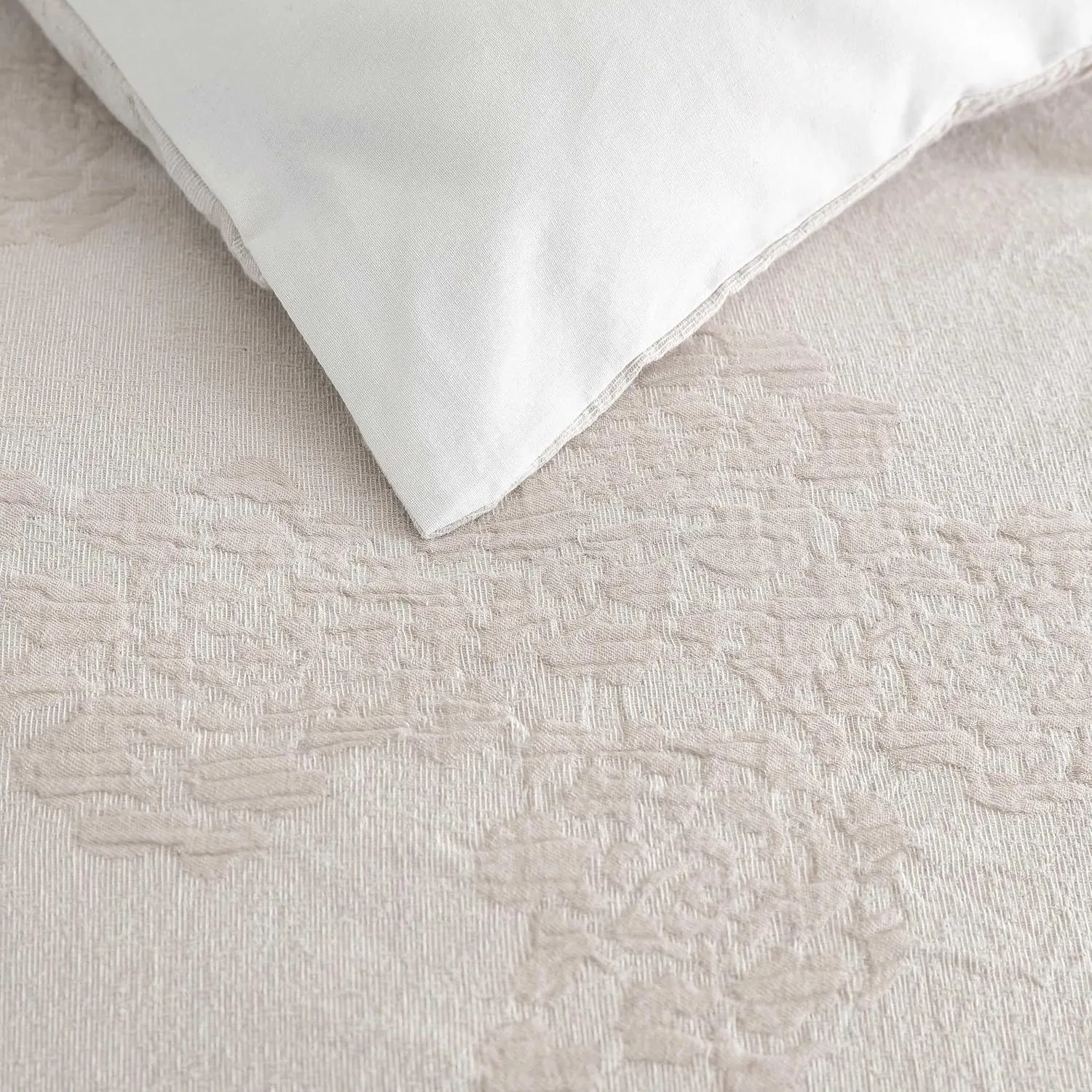 Vera Wang - Comforter Set, Luxurious Bedding Set with Matching Shams, Floral Design, Chic Room Essentials (Roses Beige, King)