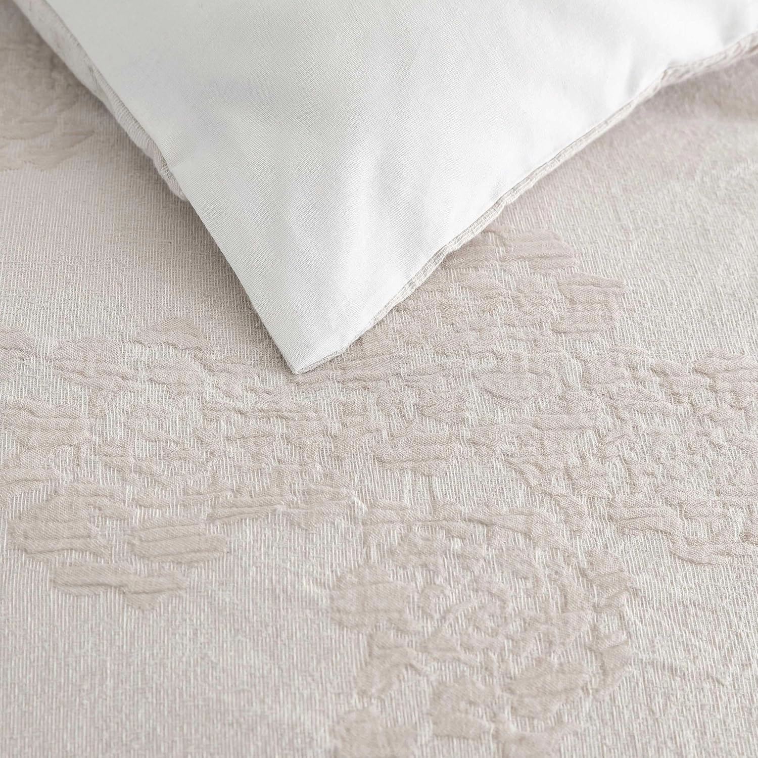 Vera Wang - Comforter Set, Luxurious Bedding Set with Matching Shams, Floral Design, Chic Room Essentials (Roses Beige, Queen)