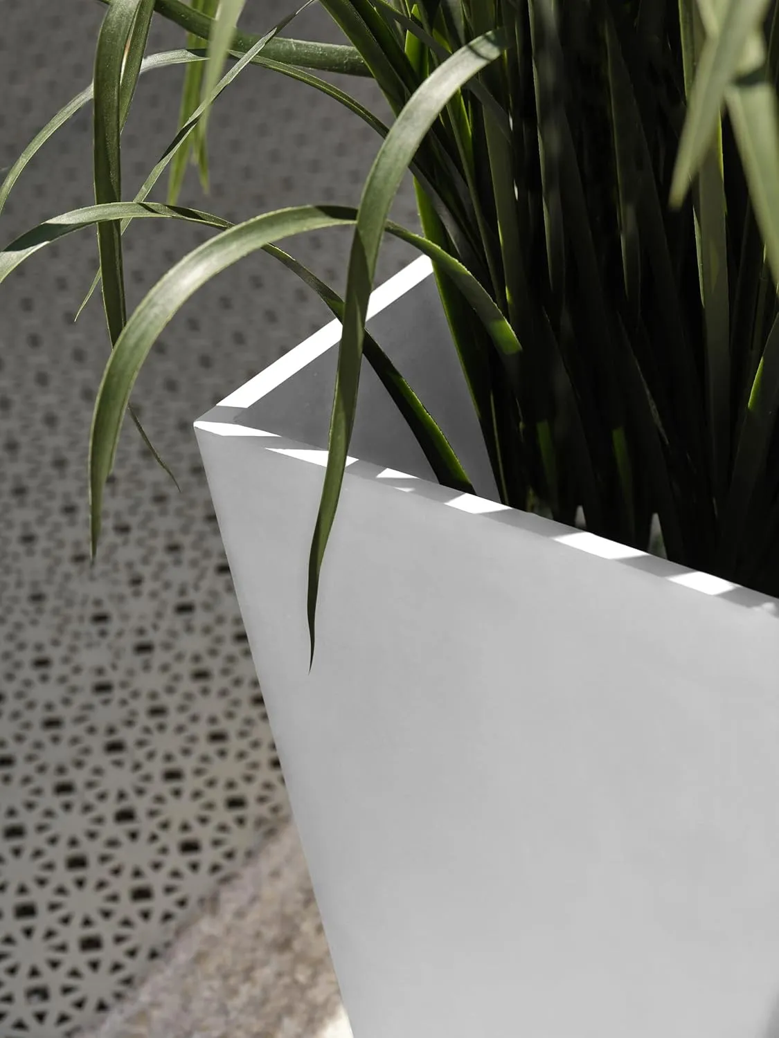 Veradek V-Resin Indoor/Outdoor Taper Planter, Set of 2 (30 inch, White)